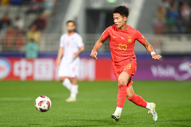 开云APP-国足2-2乌兹别克斯坦：林良铭造点+命中，塞鸟首发魏震两黄染红