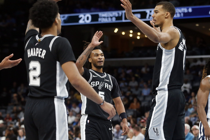 开云官网-文班很强,但马刺不靠文班,一样够强,打败雷霆那种多点开花的强|文班亚马|斯威尼|福克斯|圣安东尼奥马刺队|俄克拉荷马雷霆队_新浪新闻